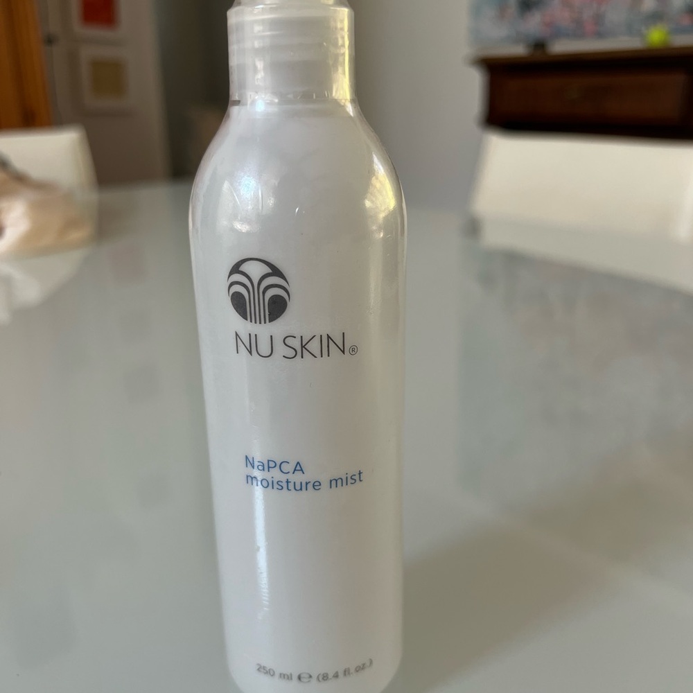 Skin NaPCA Moisture Mist - White